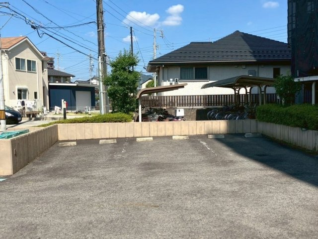 ライオンズマンション東島の駐車場