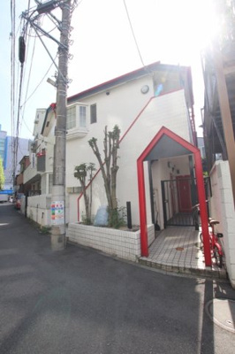 白いタイル張りの建物♪