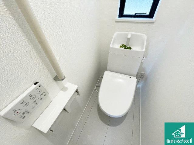 神戸市須磨区白川台　新築一戸建てのトイレ|1・2階の2ヶ所にあるので、朝の忙しい時間の順番待ちもなく、深夜の利用にも大変便利です。