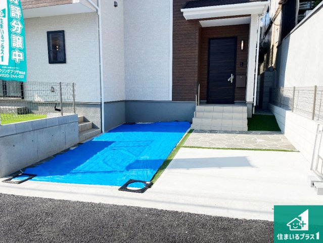 神戸市須磨区白川台　新築一戸建ての駐車場|並列2台駐車可能！ゆとりの駐車スペースで車庫入れもスムーズ！

