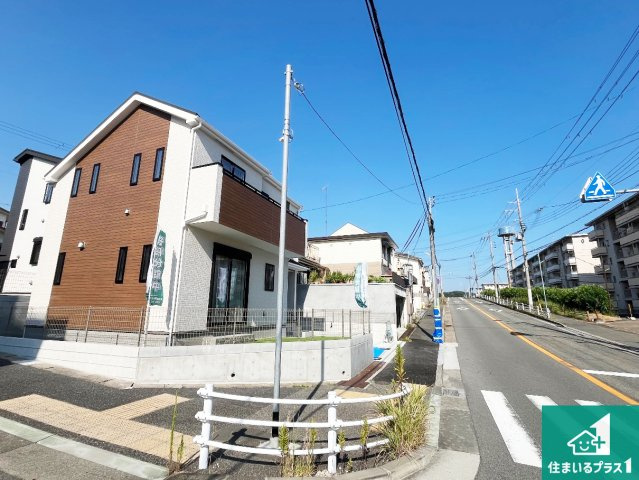 神戸市須磨区白川台　新築一戸建ての前面道路含む現地写真|周辺は閑静な住宅街！前面道路広々で車の出し入れも便利です。駐車が苦手な方でも安心して車庫入れできます！