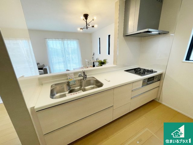 神戸市須磨区白川台　新築一戸建てのキッチン|リビングと統一感があり、使い勝手のいいキッチン。広々としているので、二人並んで作業が出来ちゃいます。お子様と一緒に色々なお料理に挑戦できるスペースがあります。