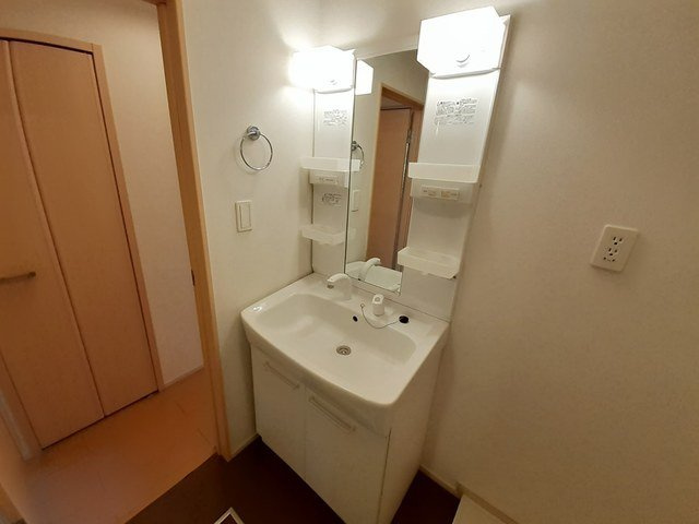 ソレイユ伊川Ⅱの洗面所|コンパクトで使いやすい洗面所