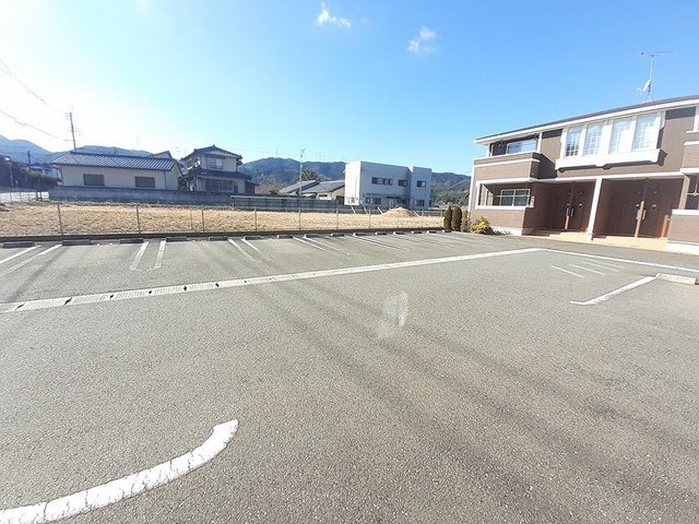 ソレイユ伊川Ⅱの駐車場|カースペースがあります