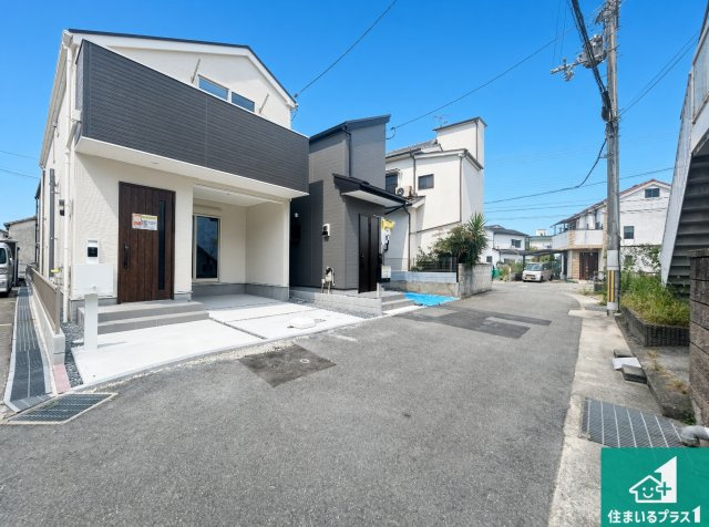 ■伊丹市堀池　第12期　新築一戸建ての前面道路含む現地写真|周辺は閑静な住宅街！前面道路広々で車の出し入れも便利です。駐車が苦手な方でも安心して車庫入れできます！