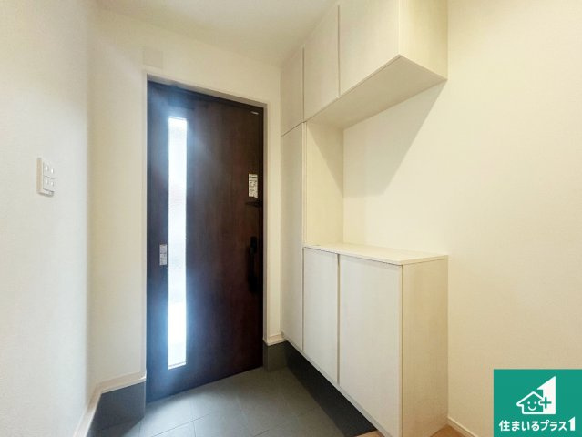 ■伊丹市堀池　第12期　新築一戸建ての玄関|シューズボックスにはたくさんの靴が収納できるので玄関周りはいつもスッキリ！ご家族が増えても安心！