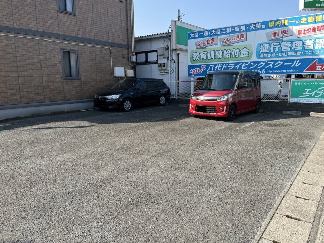 ヴォーン八代の駐車場