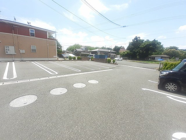 グーテンターク　つなわき　Ａの駐車場|車をお持ちの方に嬉しい駐車場付きの物件です