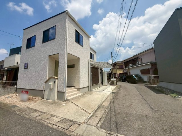栗東市川辺　中古戸建ての前面道路含む現地写真