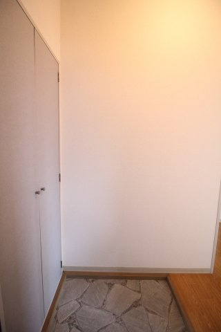 ラークヒルズ五月台Bの玄関