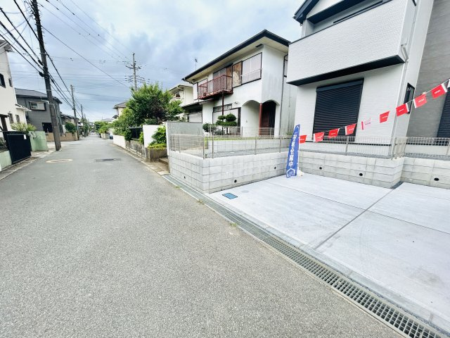 四街道市つくし座1丁目9期の前面道路含む現地写真|
