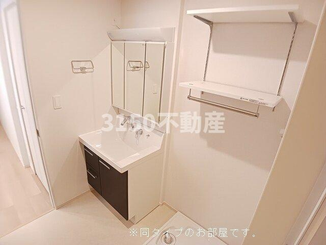 サイレント・メゾンⅠの洗面所|ゆったりとスペースのある洗面所