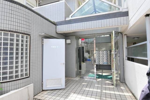 練馬区大泉町５丁目の賃貸マンションのエントランス