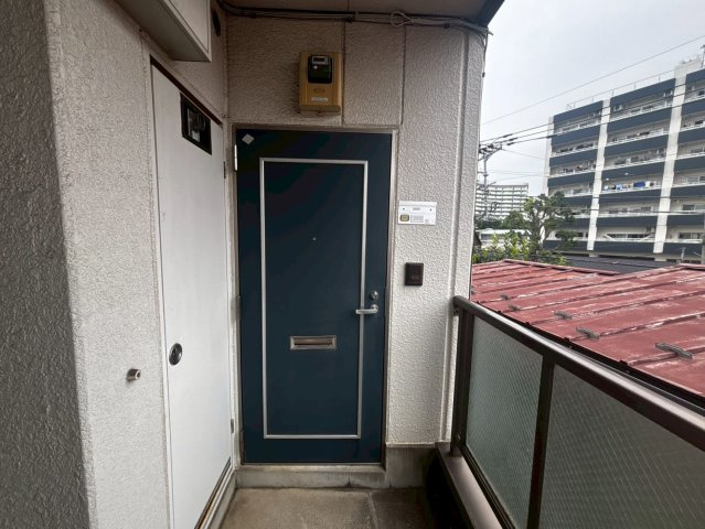 興和ハイツの玄関