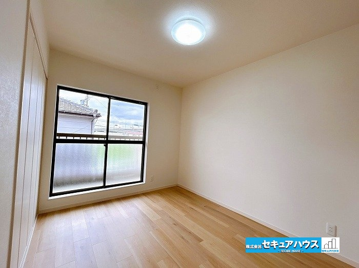 【中古戸建】知立市八橋町町田の洋室|【洋室6帖】
◆家族一人ひとりの大切なプライベート空間。趣味に合わせて使って頂けるようシンプルに仕上げてあります。暮らし心地を大きく左右する収納を、適材適所に配置し使い勝手を考慮しました。　　　　　　