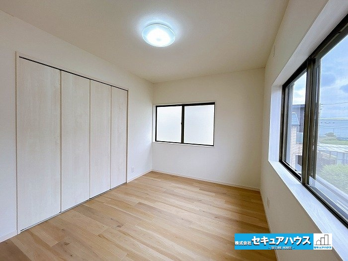 【中古戸建】知立市八橋町町田の洋室|【洋室6帖】
◆広々とした居住空間は日々の暮らしを彩り、心のやすらぎと満足感を与えてくれます。通風と採光を考慮した設計は子供たちはのびのび育ち、家族でくつろぎと団らんを生み出します。　　　　　　　　　