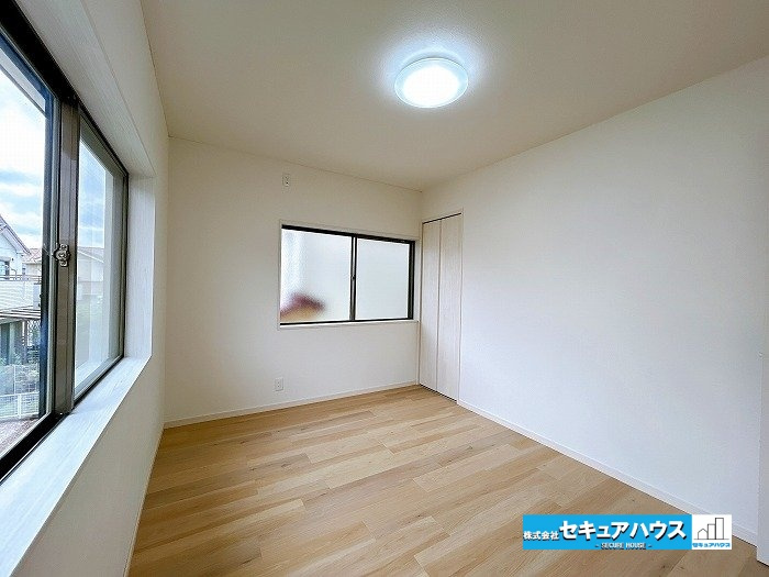 【中古戸建】知立市八橋町町田の洋室|【洋室6帖】
◆お子様のお部屋や主寝室、来客時の宿泊室、趣味のお部屋としてもご利用いただけます♪
◆全居室収納付きのため、各居室ごとにお洋服や荷物を収納できます。　　　　　　　　　　　　　　　　　　　