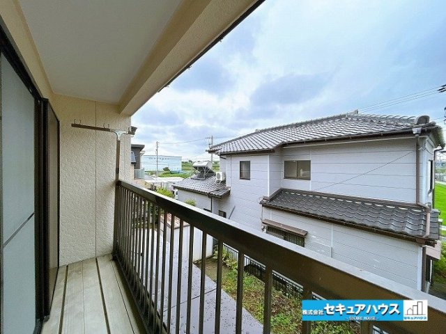 【中古戸建】知立市八橋町町田のバルコニー|【バルコニー】
◆見晴らしもよく、太陽の温かな温もりをめいっぱい受け止めてくれます。
太陽の光と爽やかな風を受けたお洗濯物はあっという間に乾き、取りこむ時には太陽の匂いを感じられそうですね。　　　　　