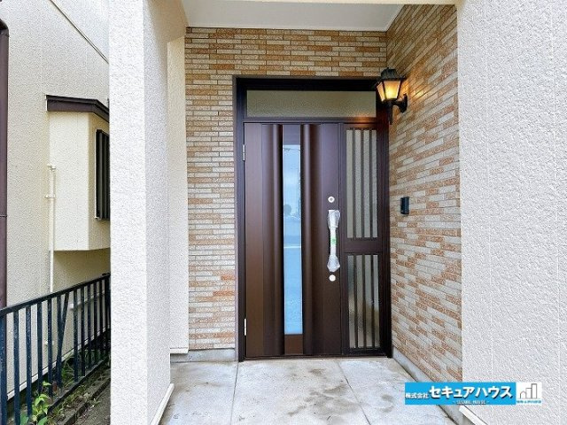 【中古戸建】知立市八橋町町田の玄関|【玄関ポーチ】
◆広々とした玄関ポーチは、雨の日の傘の開閉や荷物の出し入れが快適になり、ベビーカーやアウトドア用品の一時置きとしても活躍します。　　　　　　　　　　　　　　　　　　　　　　　　　　　　