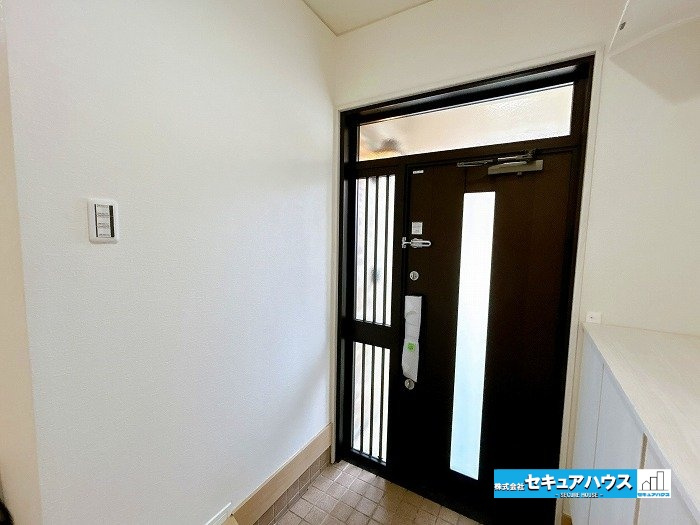 【中古戸建】知立市八橋町町田の玄関|【玄関】
◆玄関ドア交換済みです。
◆光が差し込み明るいです。
◆玄関には、収納力のあるシューズボックスがあり、玄関まわりがすっきり片付きます。
◆ダブルロックキーで防犯面も安心です。　　　　　　　　