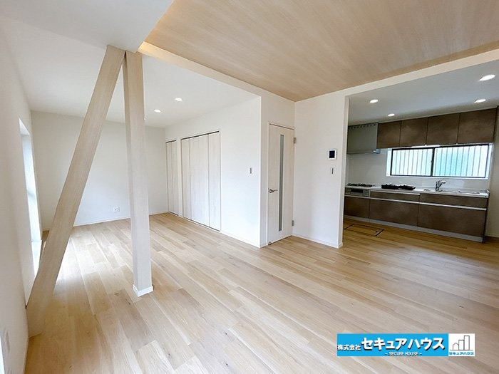 【中古戸建】知立市八橋町町田の居間・リビング|【LDK20帖】
◆広々20帖リビングです♪
◆天井の間接照明によりお洒落な空間に仕上がっております。
◆料理しながらリビングにいる家族と会話ができる設計のためコミュニケーションを取ることができます。