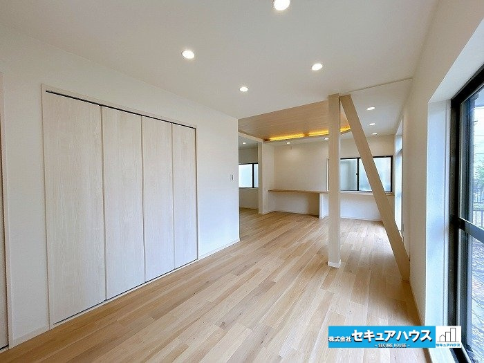 【中古戸建】知立市八橋町町田の居間・リビング|【LDK20帖】
◆リビングには備え付けのカウンターがございます。勉強や仕事など、作業スペースとしても利用できるため便利です。
◆リビングに広々とした大きなクローゼットがあるのも魅力の1つです。　　　