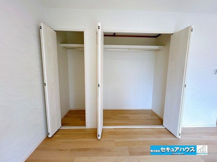 【中古戸建】知立市八橋町町田の収納|【リビング収納】
◆生活感を抑えてくつろげる空間をキープすることができます。よく使う日用品や子供のおもちゃなどをその場でサッと片付けられるため、急な来客時にも慌てず対応でき家事動線も大幅に向上します。