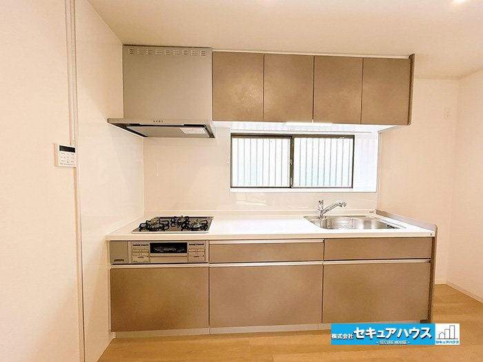 【中古戸建】知立市八橋町町田のキッチン|【キッチン】
◆同時にたくさんの料理が調理できる3口コンロ。「焼く・蒸す・煮る」の工程を同時進行で進めることができるので、料理を素早く作ることができます。窓付きのため匂いや熱気を逃がすことが可能です。