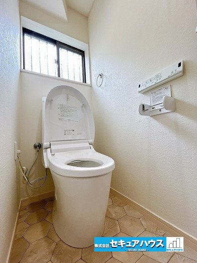 【中古戸建】知立市八橋町町田のトイレ|【高機能トイレ】
◆高機能トイレの多くは便器のフタの開閉が自動であり、使用後に手動で水を流す面倒もなく非常に便利です。スタイリッシュな見た目で、お掃除しやすく、節水効果が高いです。　　　　　　　　　　
