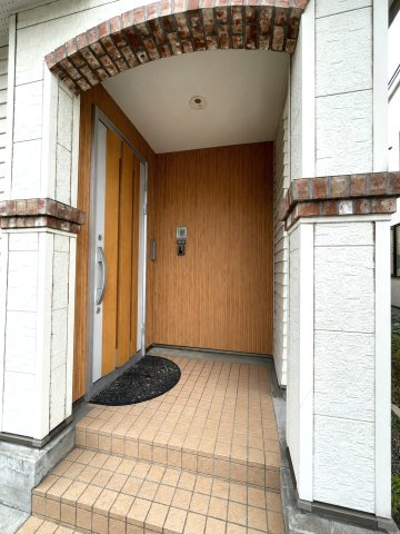 曙12条1丁目　一戸建てのエントランス|アーチ状にレンガを配置したデザイン性の高い玄関スペース