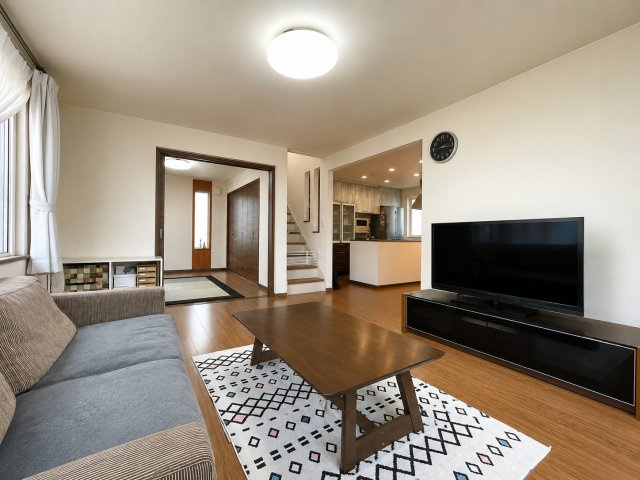 曙12条1丁目　一戸建ての居間・リビング|約18帖の開放感あるLDKスペース、リビング階段で家族とのコミュニケーションが取れる間取り