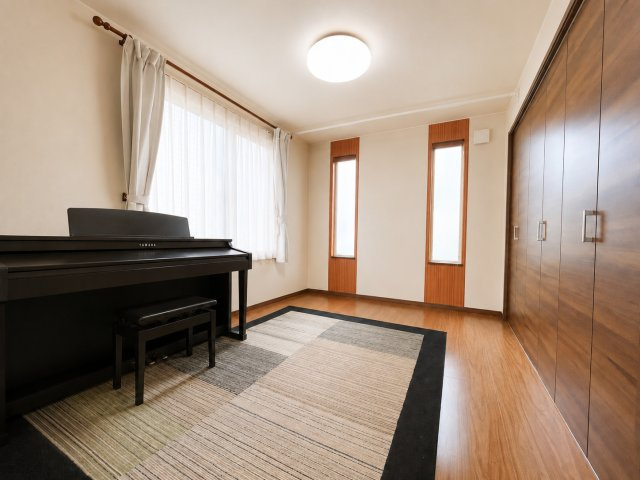 曙12条1丁目　一戸建ての洋室|リビング横の洋室、2面に窓を配置した明るい洋室、クローゼットのほか階段下は押入となっており布団類の収納も可能
