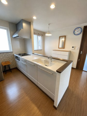 曙12条1丁目　一戸建てのキッチン|家族と話しながら炊事ができる対面キッチン、窓があるオープンキッチン・ダウンライト仕様で開放感・デザイン性ともにGOOD
