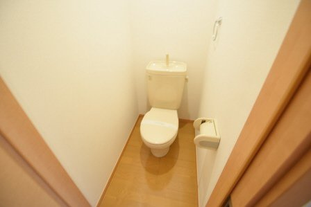 エグゼシャトーのトイレ|お風呂と別のトイレです