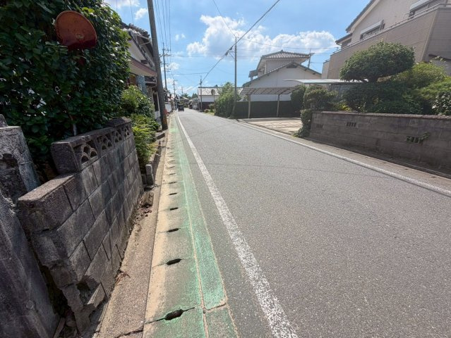 久留米市草野町紅桃林　畑897㎡付　平屋の前面道路含む現地写真|前面道路含む現地写真です