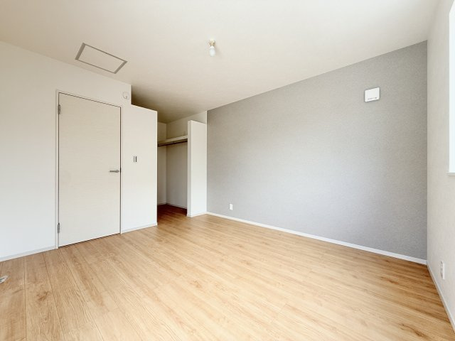 高丘北四丁目 1期の洋室|主寝室にはオープンタイプのWIC付き！お二人分の荷物や衣類を収納するのに十分な広さです！
