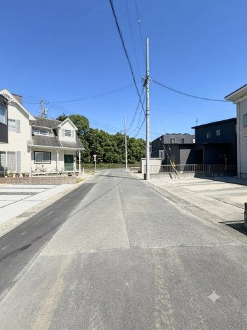 高丘北四丁目 1期の前面道路含む現地写真|車通りが少なく安心して駐車できます。