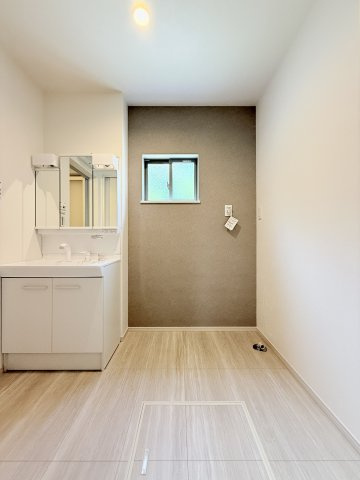 高丘北四丁目 1期の独立洗面台|3面鏡の洗面台は、メイク道具等の細々した物もスッキリと収納していただけます。
