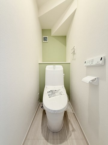 高丘北四丁目 1期のトイレ|トイレは各階に設置されており、忙しい朝の時間帯もスムーズに使用可能です。
