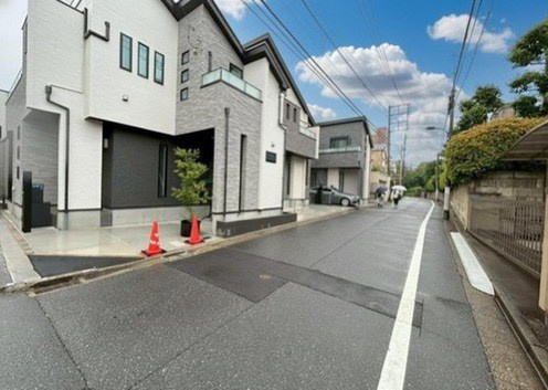 新宿区中井2丁目　中古戸建の前面道路含む現地写真|現地写真

現地ご見学希望・資料請求などお気軽にお問い合わせ下さい！
03-5990-5201