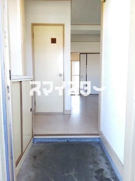 広栄ハイツの玄関