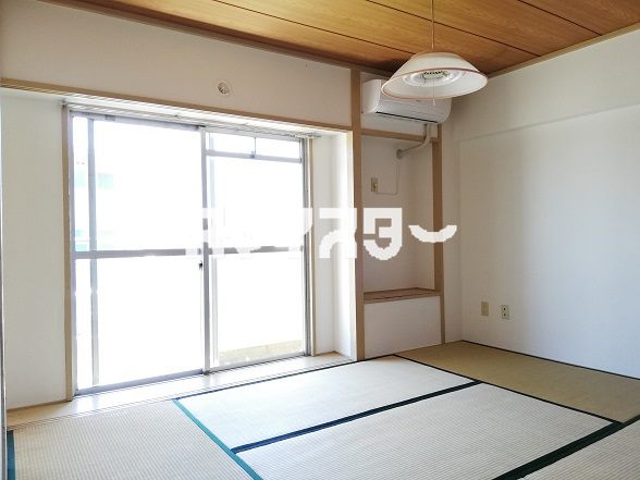 広栄ハイツの居間・リビング
