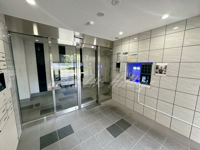 横浜市港北区新横浜１丁目の賃貸マンションのエントランス