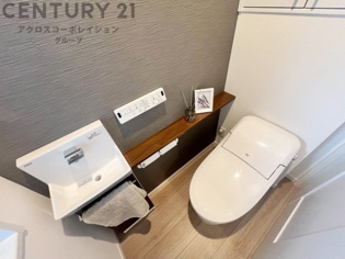 温水洗浄便座付トイレは温水洗浄機能により、暖かい水でおしりを洗浄することができ、冷たい水を使う従来の便座に比べ、温水洗浄機能で暖かいトイレを提供し、快適な使用を可能にします。
