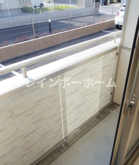 フラットテン特典：仲介手数料が無料です!!のバルコニー|外からの目が気にならないバルコニーで洗濯物が干せます