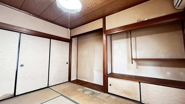 豊中市清風荘１丁目　中古戸建住宅の和室|和室には押入れがあります。