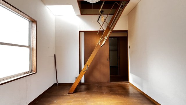 豊中市清風荘１丁目　中古戸建住宅の洋室|２階洋室です。
屋根裏に続く収納式階段があります。
