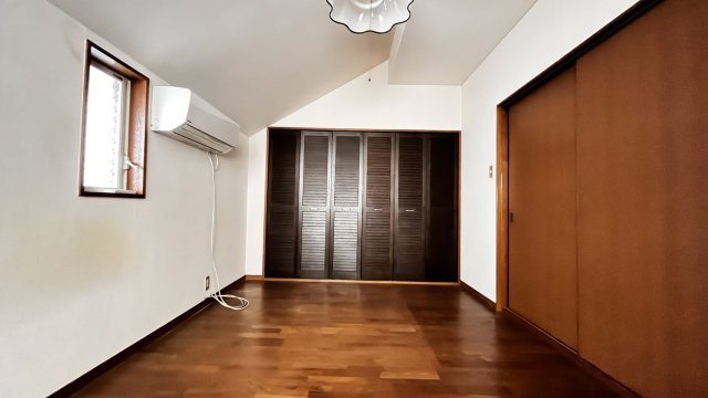 豊中市清風荘１丁目　中古戸建住宅の洋室|洋室です。壁一面に収納があります。