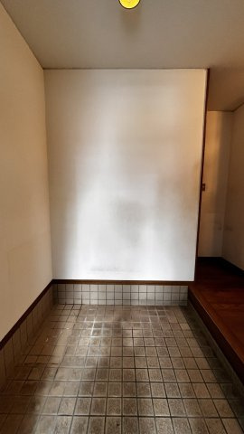 豊中市清風荘１丁目　中古戸建住宅の玄関|広々とした玄関スペースです。