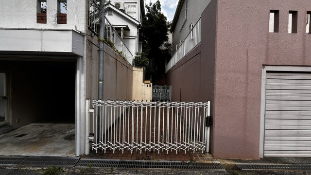 豊中市清風荘１丁目　中古戸建住宅の外観|プライベート感ある専用通路です。